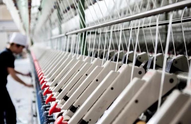 訂單減少50% 開機率達到低位，限電或?qū)⒕硗林貋恚嗟仉妰r最高上漲70%，紡織人的春天何時到來？